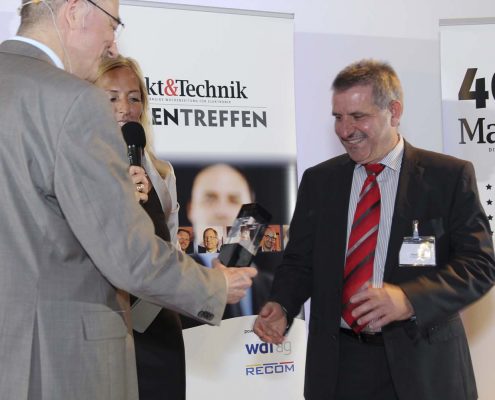 Karin Zühlke, leitende Redakteurin der Markt & Technik und Heinz Arnold, Chefredakteur der Markt & Technik übergeben Klaus Gross die begehrte Auszeichnung. (Bild: Markt & Technik)