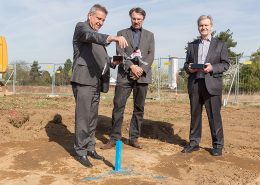 Bürgermeister Manfred Ockel , Klaus Gross und Bernd P. Bützler nehmen in einem symbolischem Akt die Reinigung des Grundstücks vor. An den vier Außenecken des zukünftigen Gebäudes wurden Salz, gegen negative Einflüsse, Reis, für gute Ergebnisse, und Sake, als Dank an Gott, gestreut.