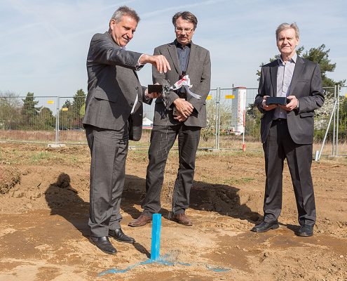 Bürgermeister Manfred Ockel , Klaus Gross und Bernd P. Bützler nehmen in einem symbolischem Akt die Reinigung des Grundstücks vor. An den vier Außenecken des zukünftigen Gebäudes wurden Salz, gegen negative Einflüsse, Reis, für gute Ergebnisse, und Sake, als Dank an Gott, gestreut.