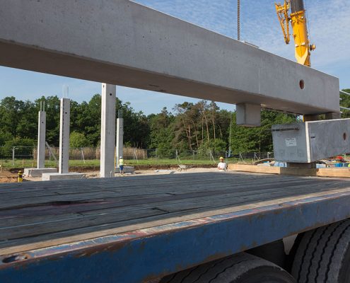 Die Anlieferung und Abladung der 250 Fertigbauteile aus Beton ist aufwändig und der dadurch fast sechs Wochen anhaltende Schwerlastverkehr muss im Detail geplant sein.