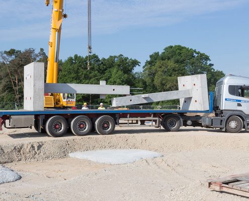 Bei der Abladung der Baufertigteile aus Beton gilt höchste Sicherheit. Die Bauteile einzeln wiegen zwischen 5 und 10 Tonnen.