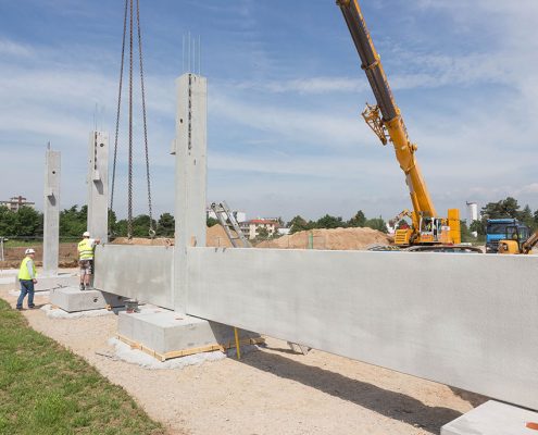 Für die Erstellung der Lagerhalle im hinteren Gebäudekomplex werden insgesamt 14 Stelen aufgestellt. Jeweils zwischen 2 Stelen werden die Betonwandelemente eingesetzt.