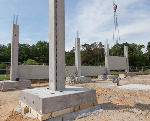 Durch den Einsatz von Fertigteilen sieht man sehr schnell die Baufortschritte und erlebt eindrucksvoll in welcher Geschwindigkeit heutzutage gebaut werden kann. Mit höchster Präzision passen die Teile aufeinander – just in time statt monatelange Bautätigkeiten mit witterungsbedingten Unterbrechungen.